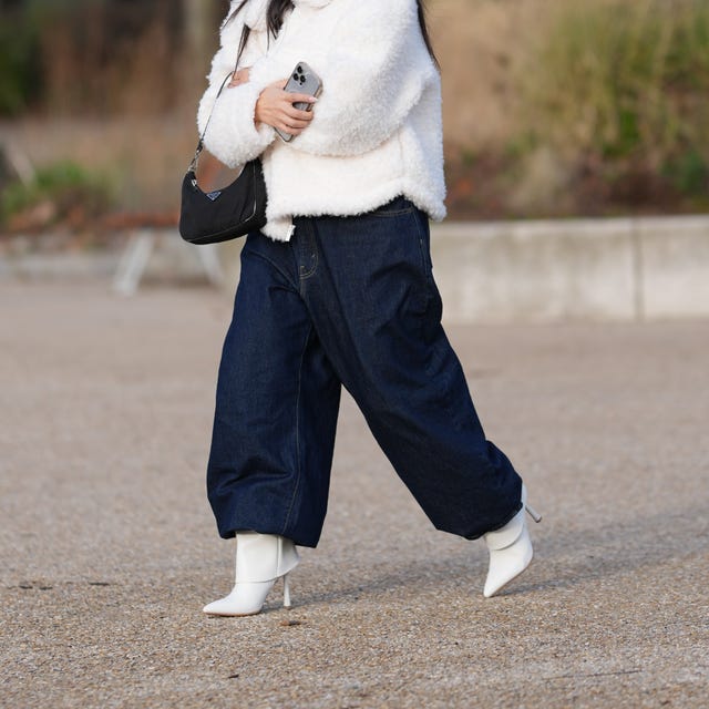 Cozy Teddy Coat and Baggy Jeans with White Boots Cozy Teddy Coat and Baggy Jeans with White Boots — Winter Boots Outfits