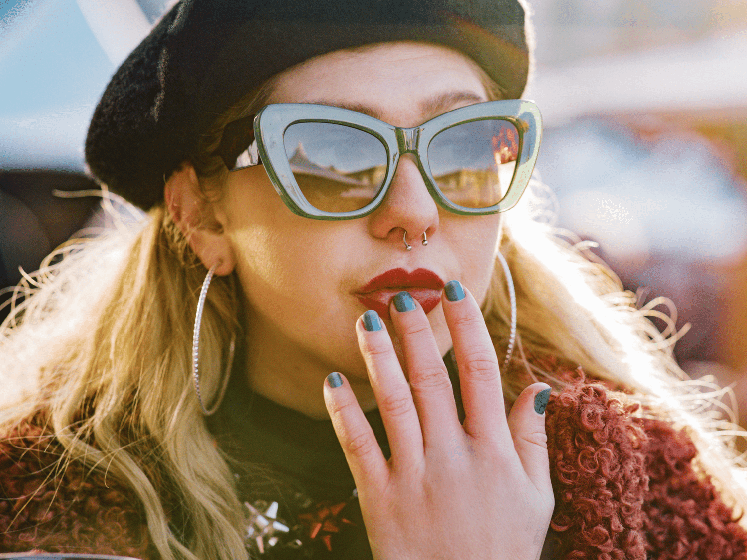 Textured Maroon Coat with a Black Beret and Sunglasses Textured Maroon Coat with a Black Beret and Sunglasses — Beret Outfits