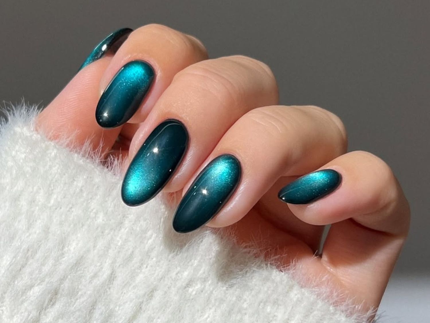 Sparkling Dark Teal Cat Eye Sparkling Dark Teal Cat Eye — Winter Cat Eye Nails