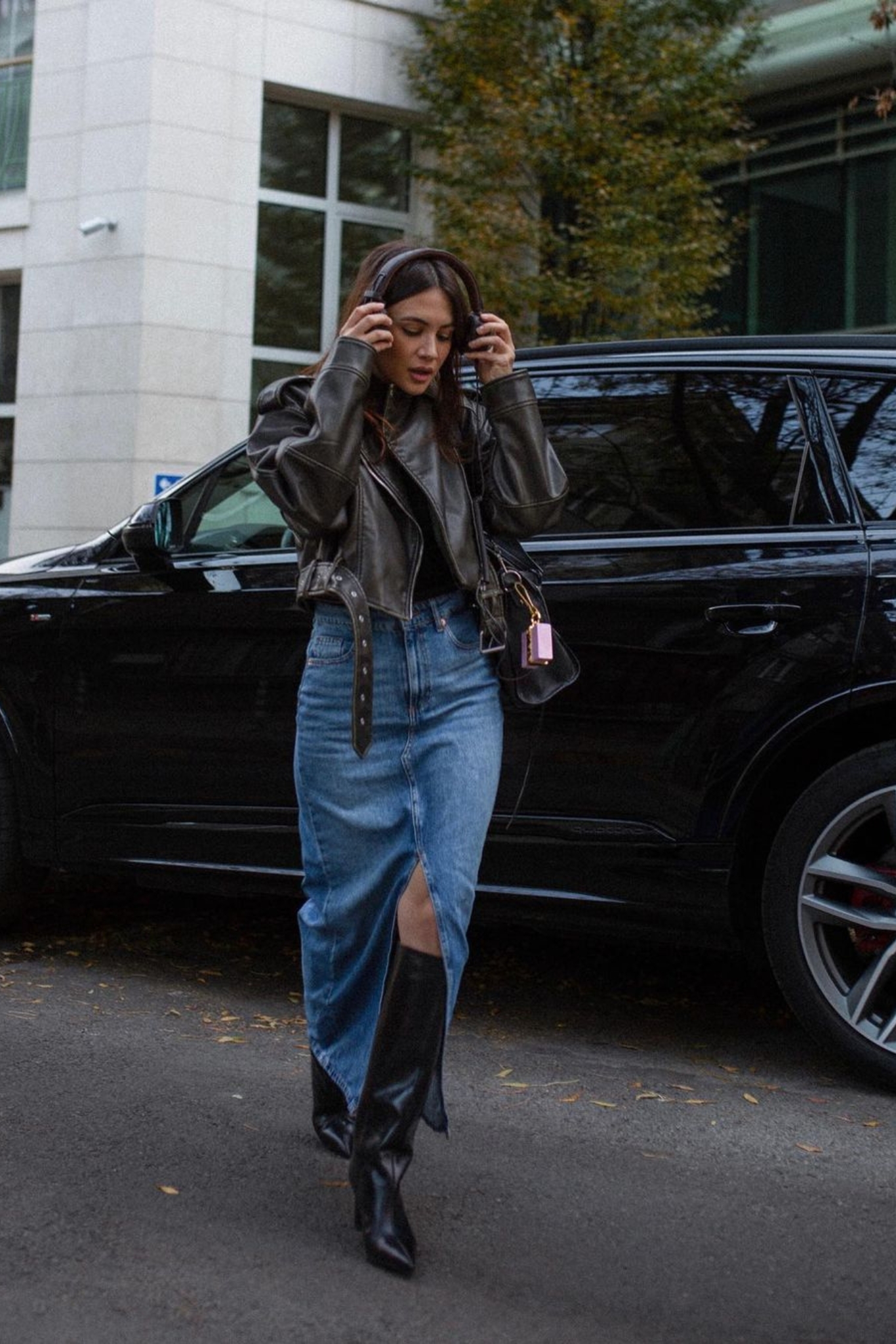 Colorblock Sweater with Faux Leather Leggings for Cozy Chic — Winter Dinner Outfits