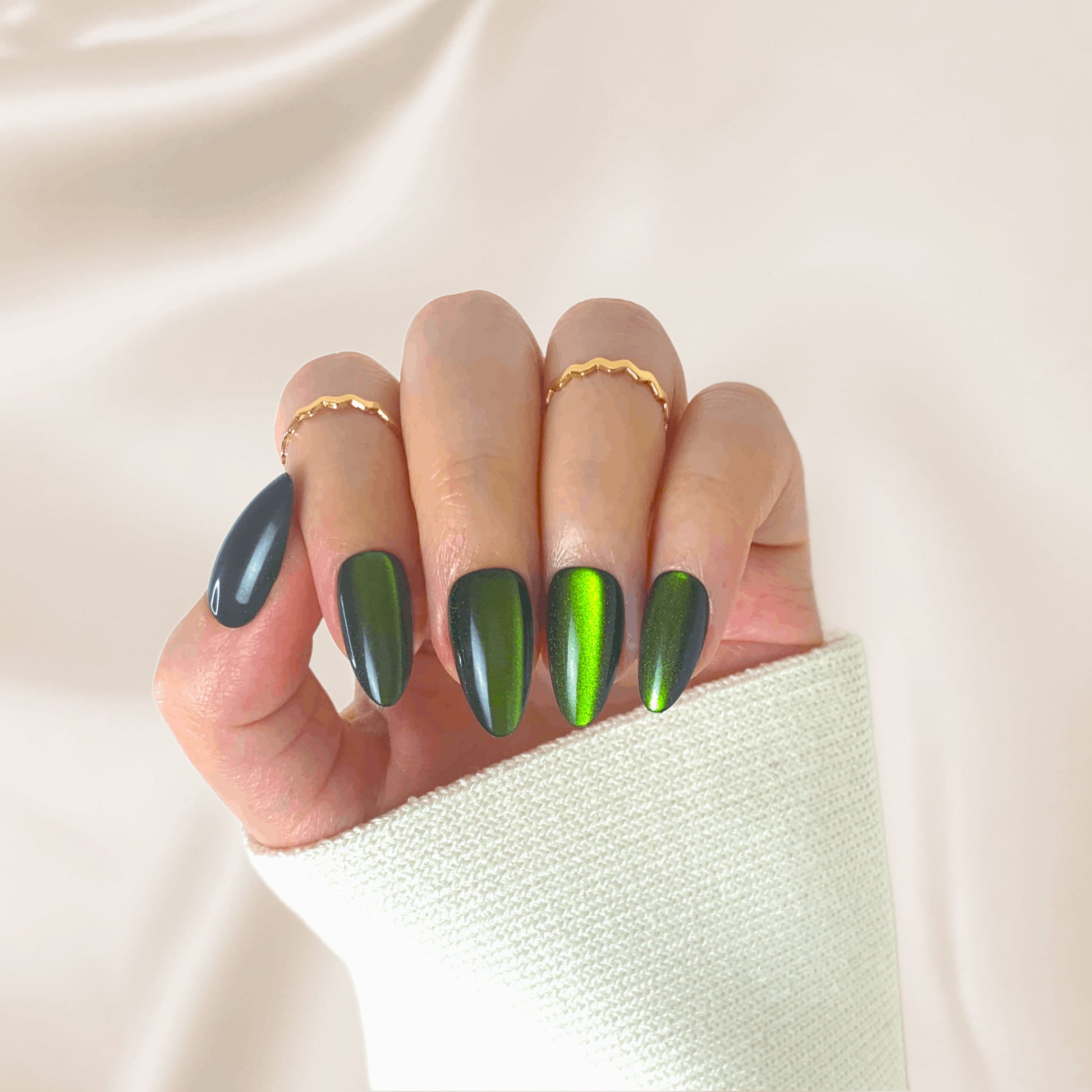 Emerald Green Cat Eye Almond Nails Emerald Green Cat Eye Almond Nails — Emerald Green Nails