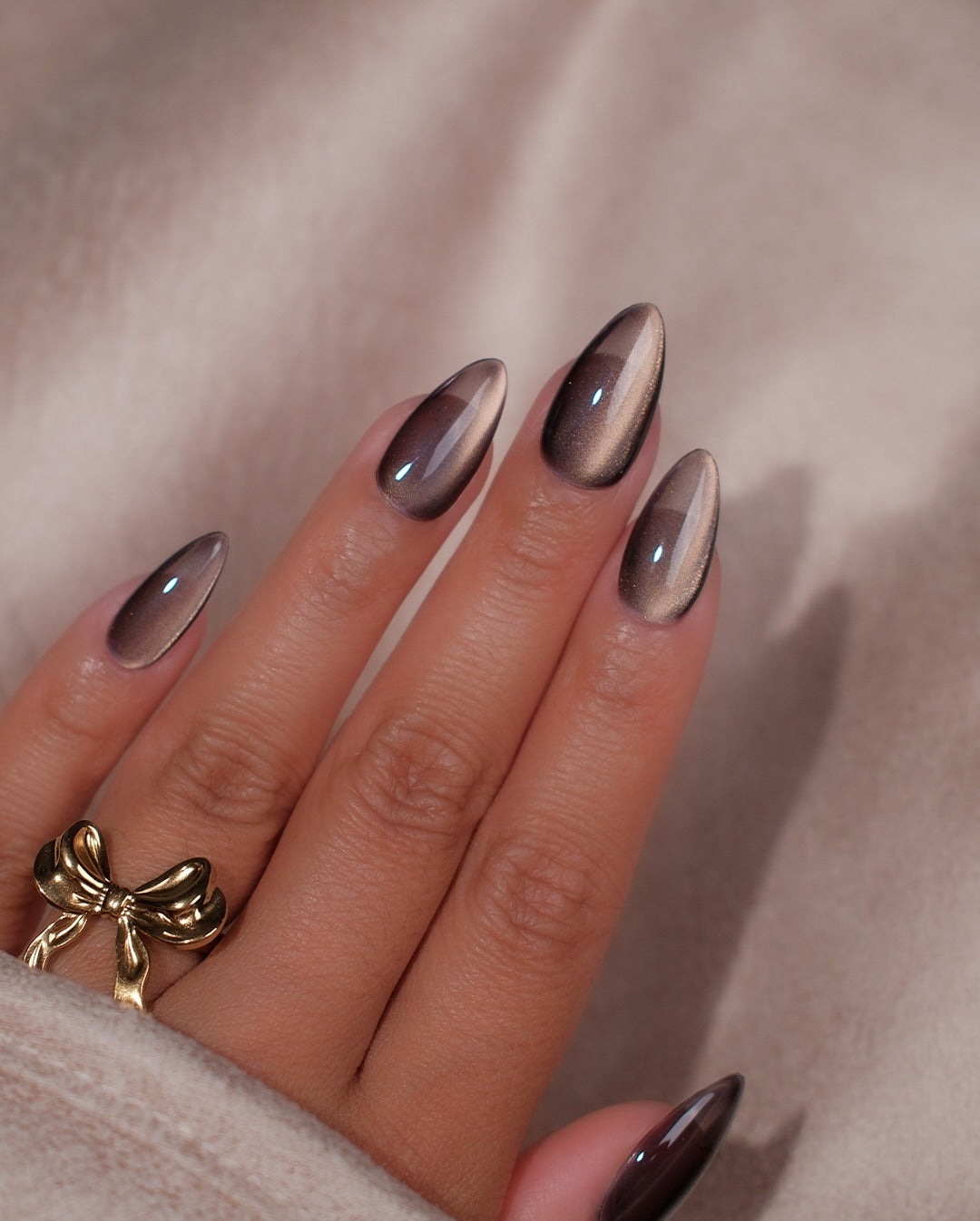 Warm Taupe Cat Eye with Gold Warm Taupe Cat Eye with Gold — Winter Cat Eye Nails
