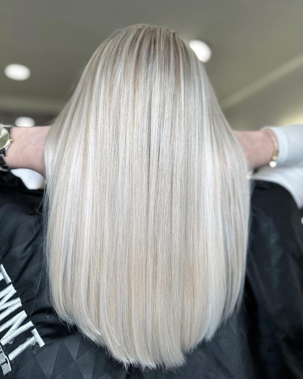 Collarbone Blunt Ash With Icy Highlights Collarbone Blunt Ash With Icy Highlights — Icy Blonde Hair