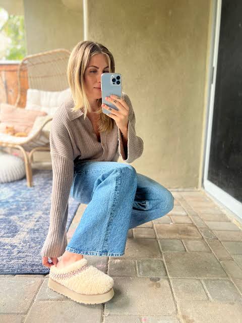 Cream Platform Ugg Slippers with Light Blue Jeans Cream Platform Ugg Slippers with Light Blue Jeans — Ugg Slippers Outfits