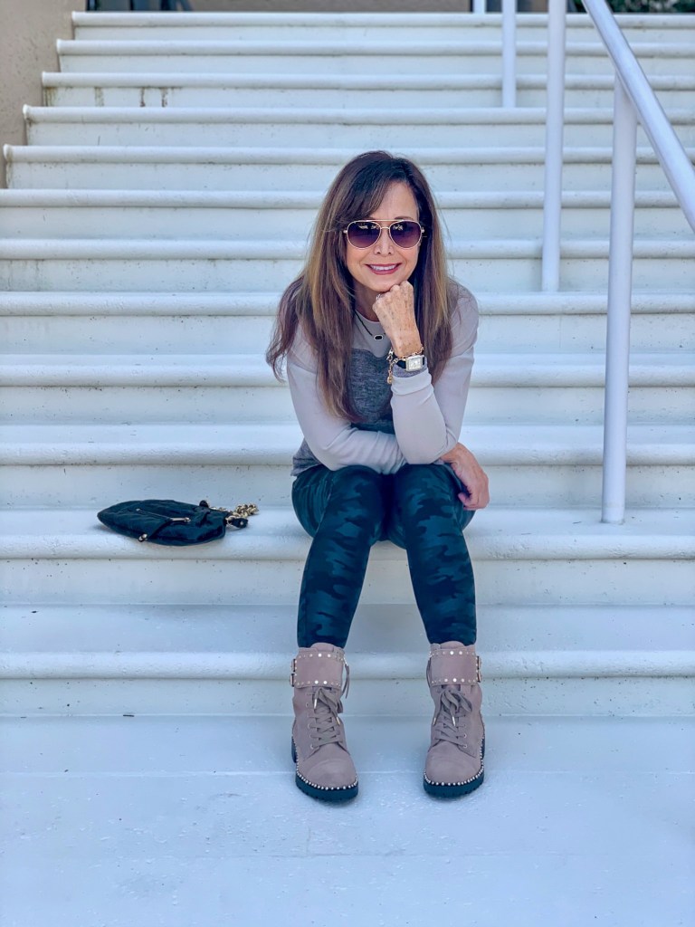Relaxed Daytime Outfit with Studded Boots and Grey Top Relaxed Daytime Outfit with Studded Boots and Grey Top — Combat Boots Outfits