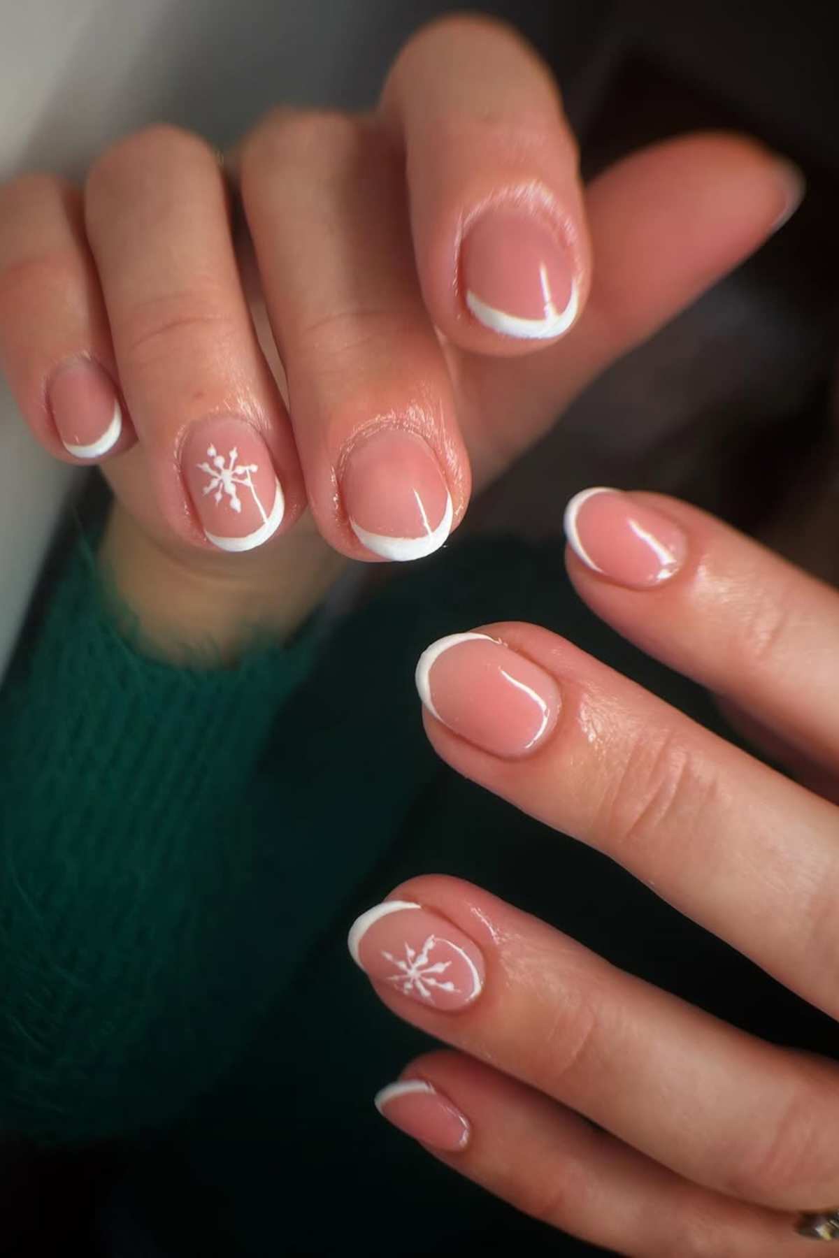 White Snowflake On Accent Nails Visual Idea White Snowflake On Accent Nails Visual Idea — Winter Oval Nails