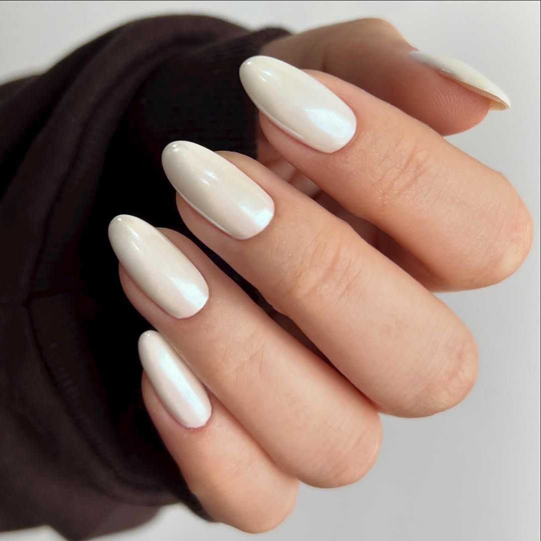 Off-White Pearlescent Shimmer Almond Off-White Pearlescent Shimmer Almond — Winter White Nails