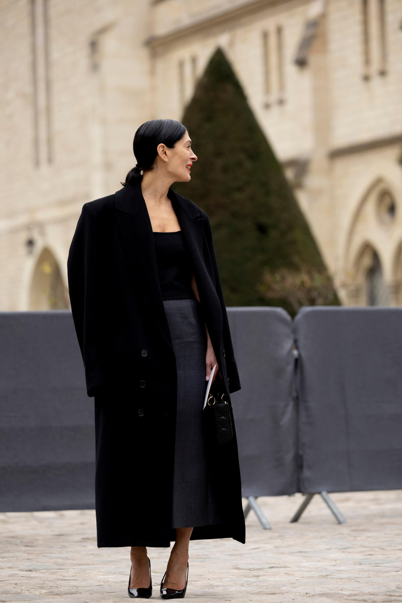 Long Wool Coat Over a Pencil Skirt for Polished Daytime Long Wool Coat Over a Pencil Skirt for Polished Daytime — All Black Winter Outfits