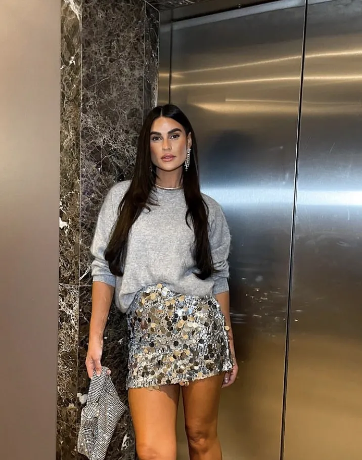 Sequin Mini Skirt and Oversized Sweater for a Chic Party Look Sequin Mini Skirt and Oversized Sweater for a Chic Party Look — Winter Party Outfits