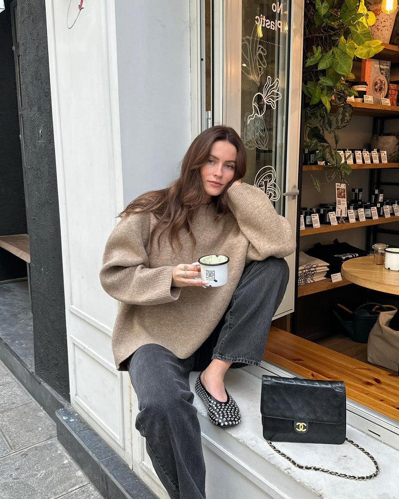 Cozy Texture: Oversized Knit Sweater with Dark Jeans — Minimalist Winter Outfits