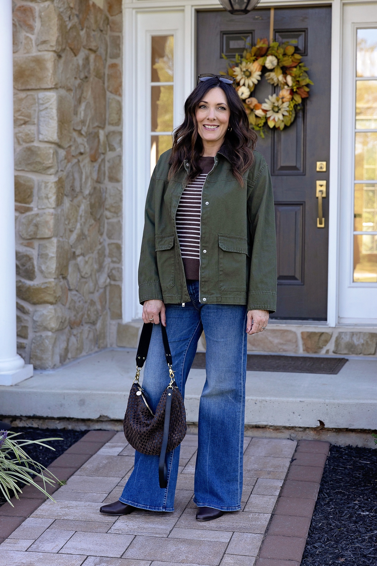Olive Green Utility Jacket with Striped Top and Wide-Leg Jeans for Everyday Casual Olive Green Utility Jacket with Striped Top and Wide-Leg Jeans for Everyday Casual — Fall to Winter Outfits