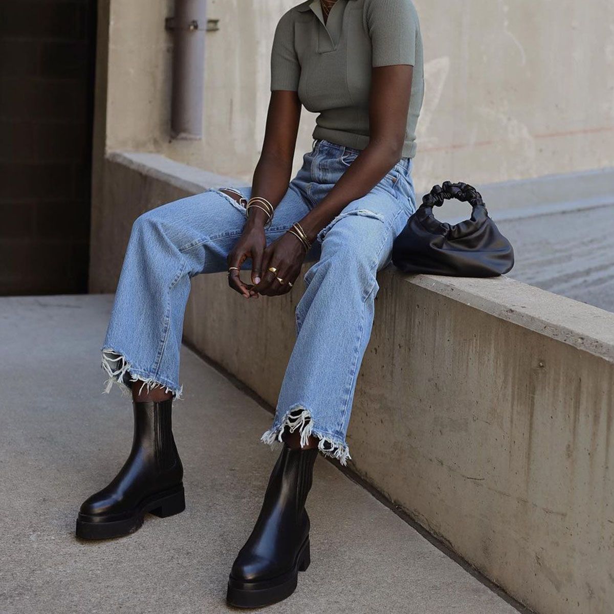 Black Chelsea Boots with Ripped Jeans and Green Polo Shirt — Chelsea Boots Outfits