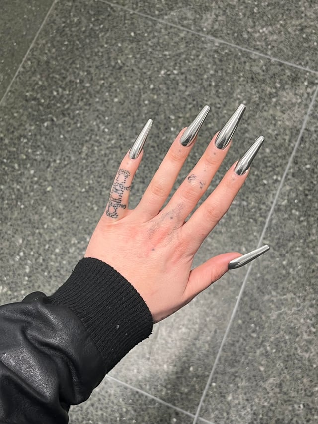 Long Stiletto Mirror Shine Chrome Long Stiletto Mirror Shine Chrome — Silver Chrome Nails