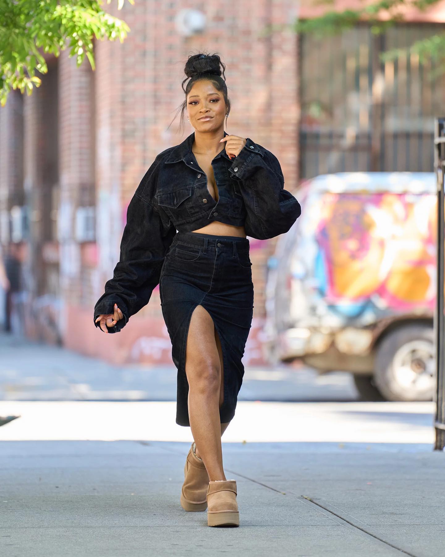 Monochrome Denim Outfit with Tan Platform Ugg Boots Monochrome Denim Outfit with Tan Platform Ugg Boots — Ugg Slippers Outfits