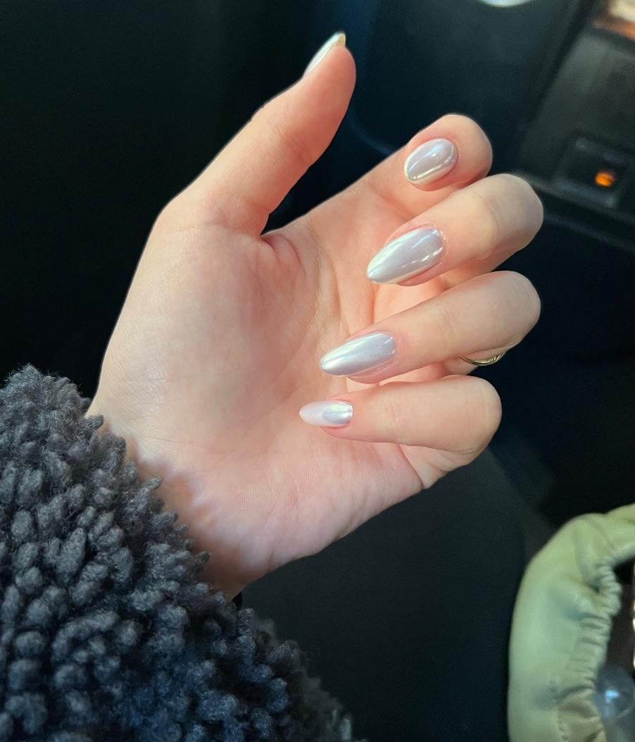 None Off-White Pearlescent Chrome Almond None Off-White Pearlescent Chrome Almond — Winter Chrome Nails