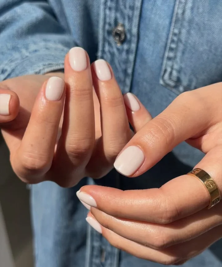 Glossy Off-White Short Ovals Glossy Off-White Short Ovals — trendy simple nail designs