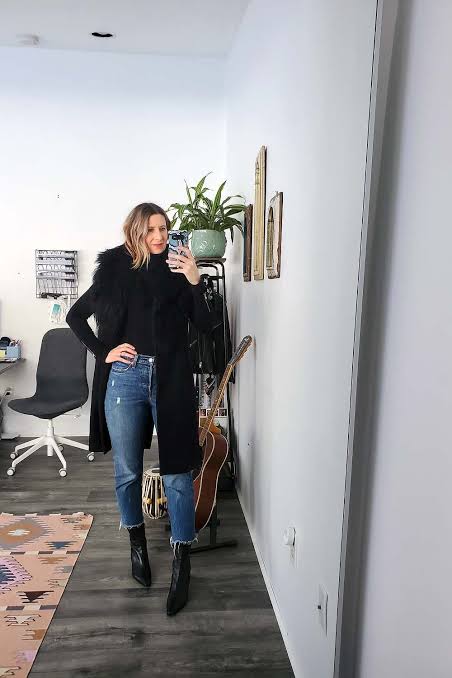 Everyday Casual: Black Pointed-Toe Boots with Faux Fur Collar Coat — Black Boots Outfits