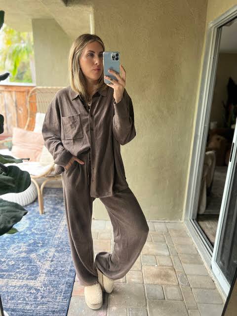 Matching Loungewear Set with Tan Platform Ugg Slippers Matching Loungewear Set with Tan Platform Ugg Slippers — Ugg Slippers Outfits