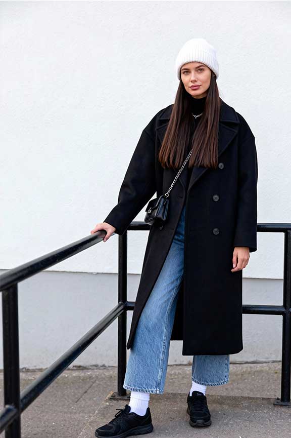 Urban Casual: Black Long Coat with Beanie and Wide-Leg Jeans Urban Casual: Black Long Coat with Beanie and Wide-Leg Jeans — Long Coat Outfits