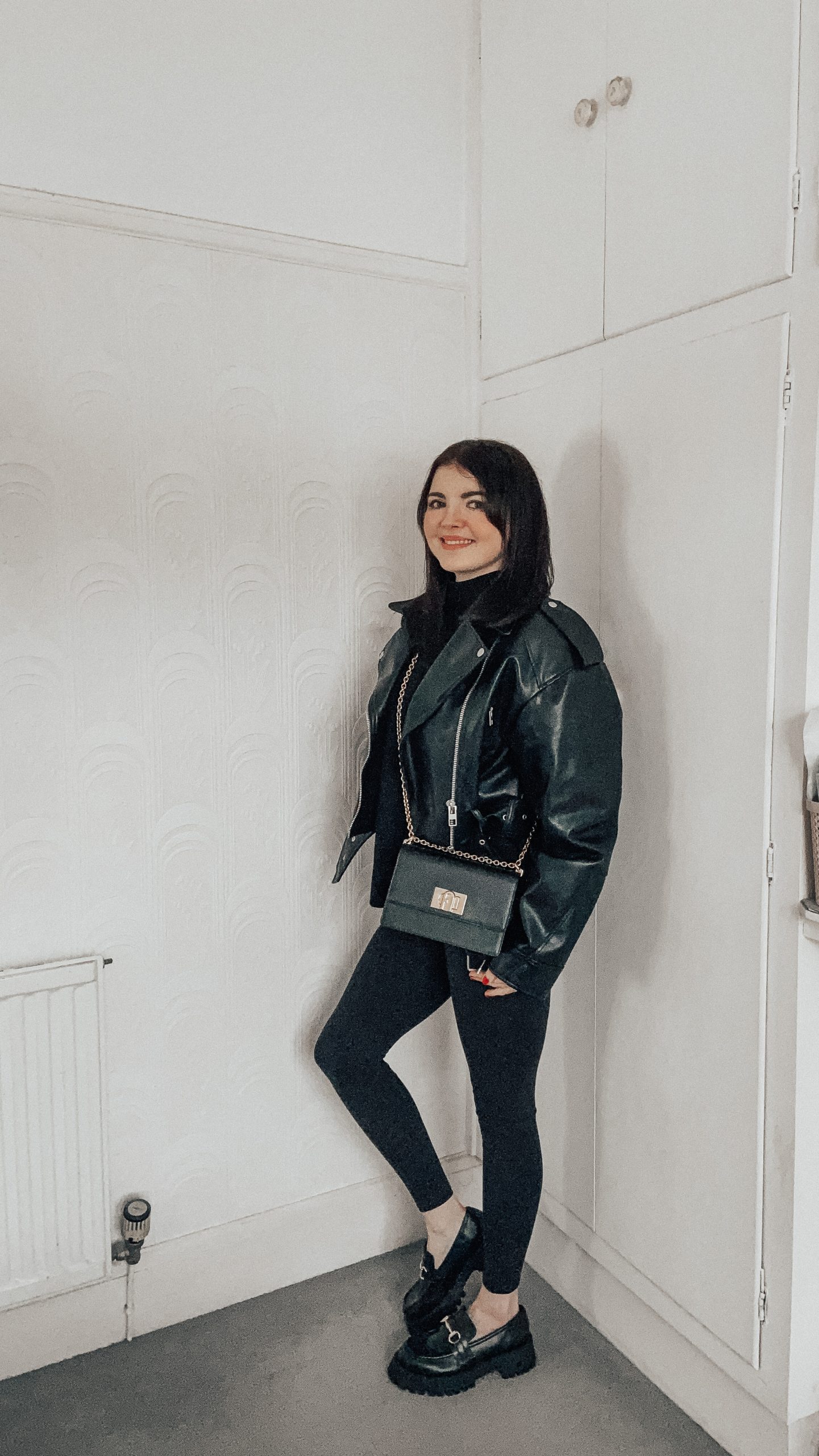 Oversized Leather Jacket with Chunky Loafers for Edgy Casual Oversized Leather Jacket with Chunky Loafers for Edgy Casual — All Black Winter Outfits
