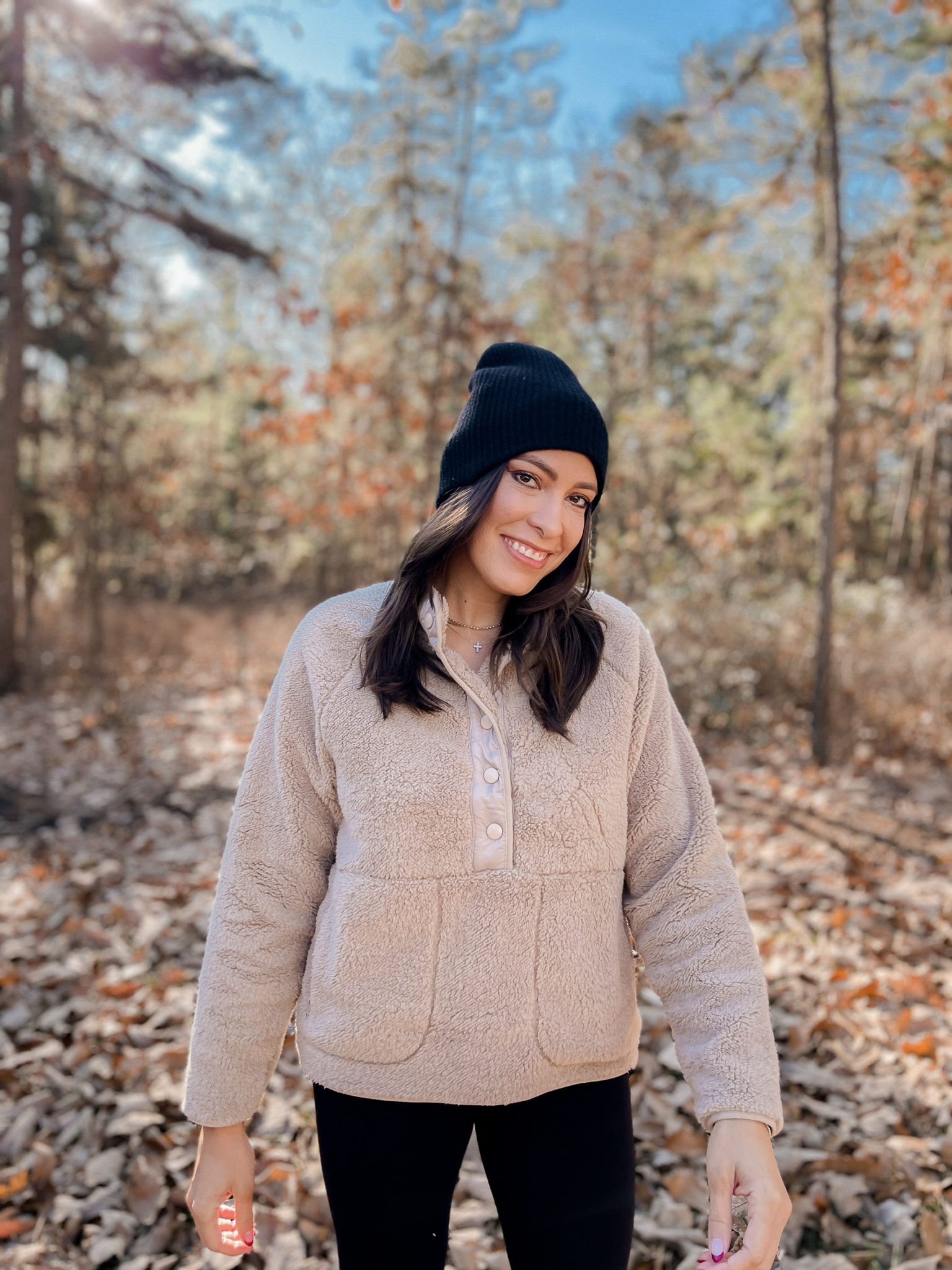 Black Beanie with Beige Fleece Pullover and Black Pants Black Beanie with Beige Fleece Pullover and Black Pants — Beanie Outfits