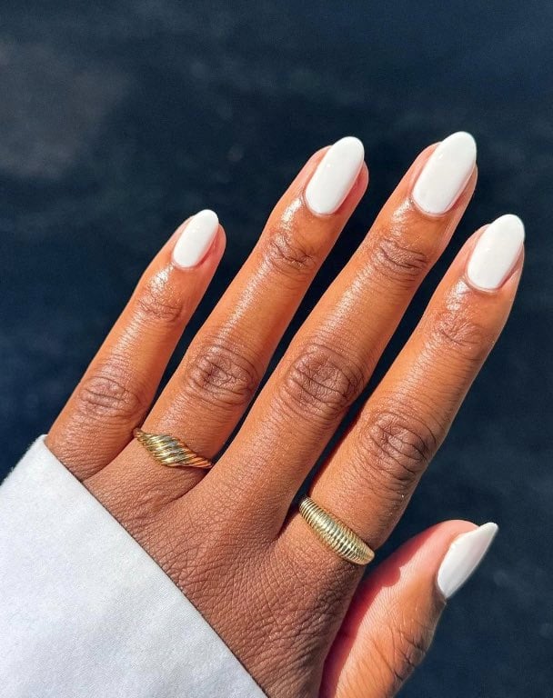 Medium Oval Solid Opaque White Glossy Medium Oval Solid Opaque White Glossy — Winter White Nails