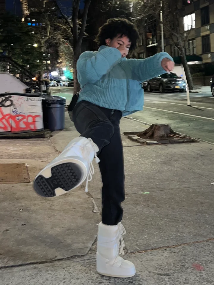 Urban Winter Style with White Moon Boots and Teal Jacket Urban Winter Style with White Moon Boots and Teal Jacket — Moon Boots Outfits