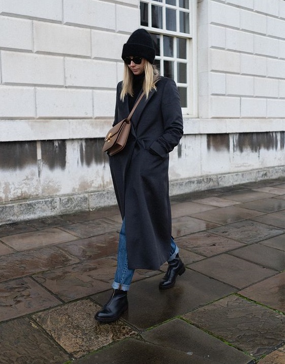 Longline Wool Coat for Practical City Exploration Longline Wool Coat for Practical City Exploration — London Winter Outfits