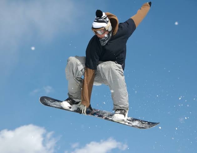 Action Shot: Relaxed Fit Snowboard Outfit in Grey Tones Action Shot: Relaxed Fit Snowboard Outfit in Grey Tones — Snowboarding Outfits