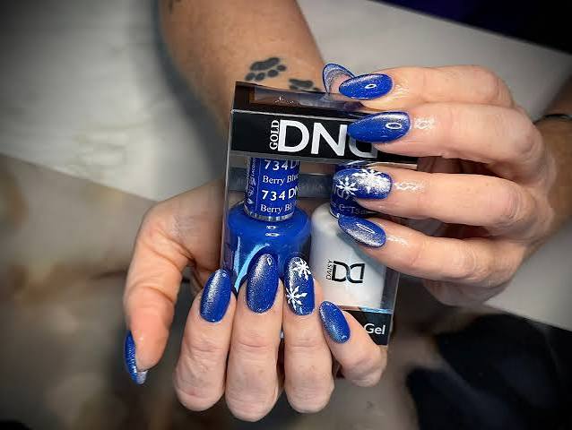 Bold Blue Cat Eye with Snowflakes Bold Blue Cat Eye with Snowflakes — Winter Cat Eye Nails