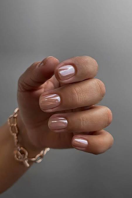 Elegant Nude Pearlescent Short Square Nails Elegant Nude Pearlescent Short Square Nails — Natural Winter Nails