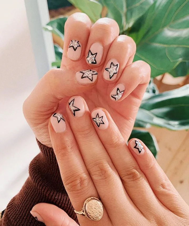 Star Outline Glitter Accent Nails Star Outline Glitter Accent Nails — easy nail designs