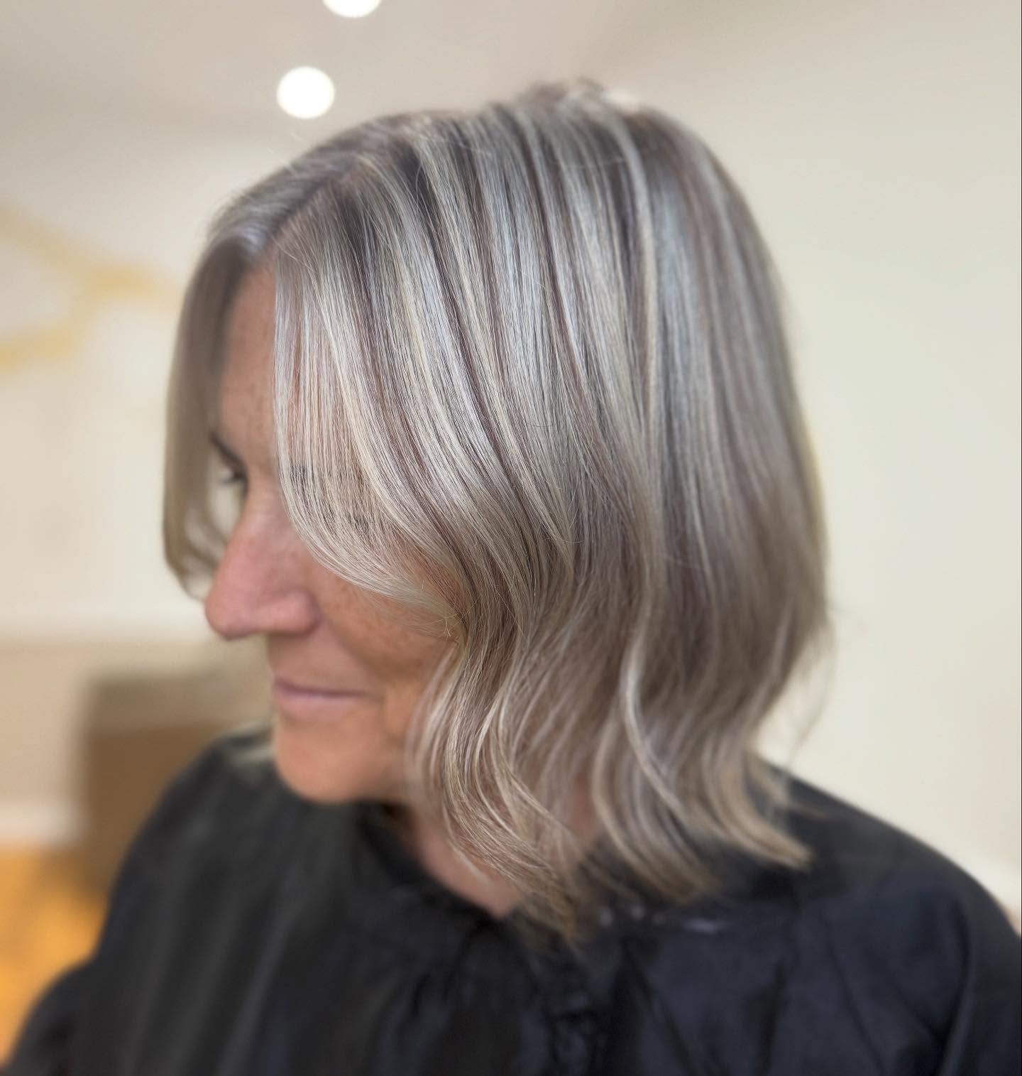 Chic Chin-Length Bob with Gray Tones Chic Chin-Length Bob with Gray Tones — Winter Haircuts for Gray Hair