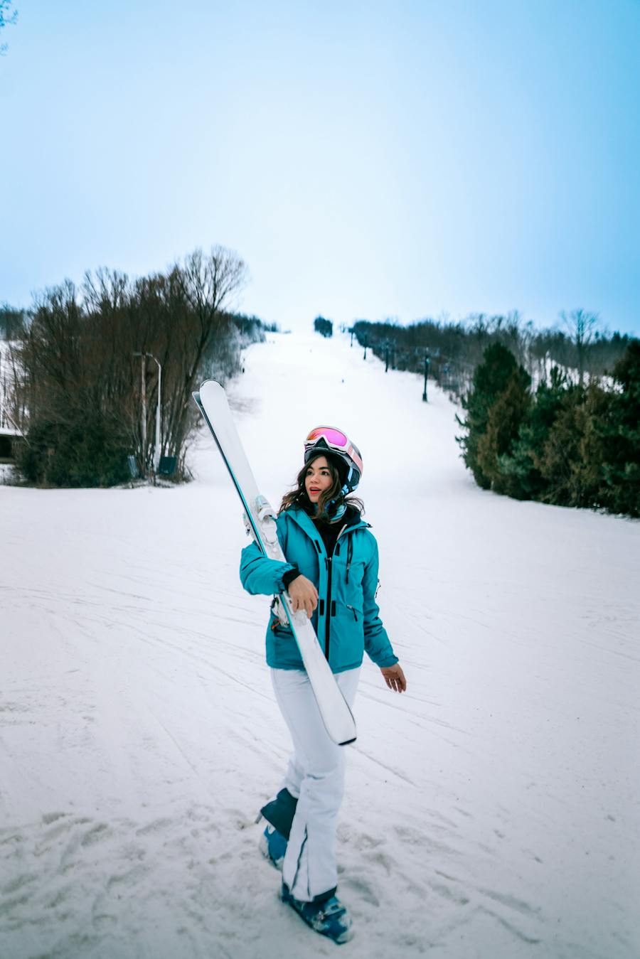 Teal Ski Jacket and White Pants for a Vibrant Look Teal Ski Jacket and White Pants for a Vibrant Look — Ski Outfits