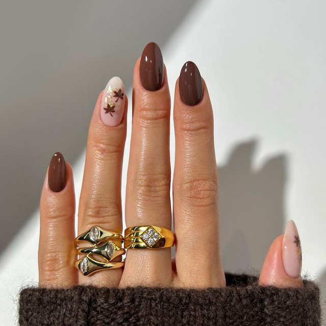 Brown Leaf Gold Flake Almond Nails Brown Leaf Gold Flake Almond Nails — Winter Almond Nails