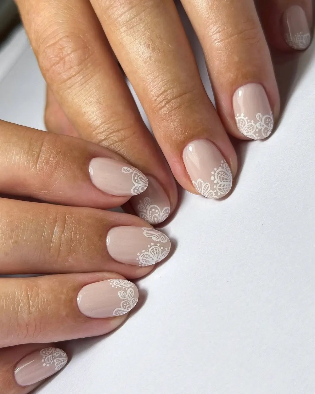 Delicate Beige Lace Oval Accents Delicate Beige Lace Oval Accents — Lace Nails