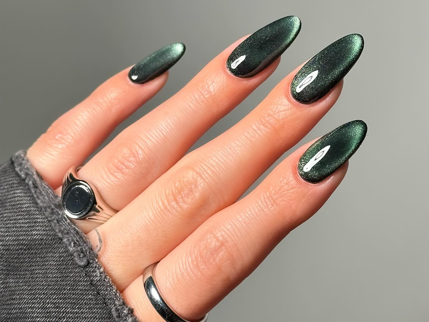 Cat-Eye Effect Metallic Green Cat Eye Almond Nails Cat-Eye Effect Metallic Green Cat Eye Almond Nails — Emerald Green Nails