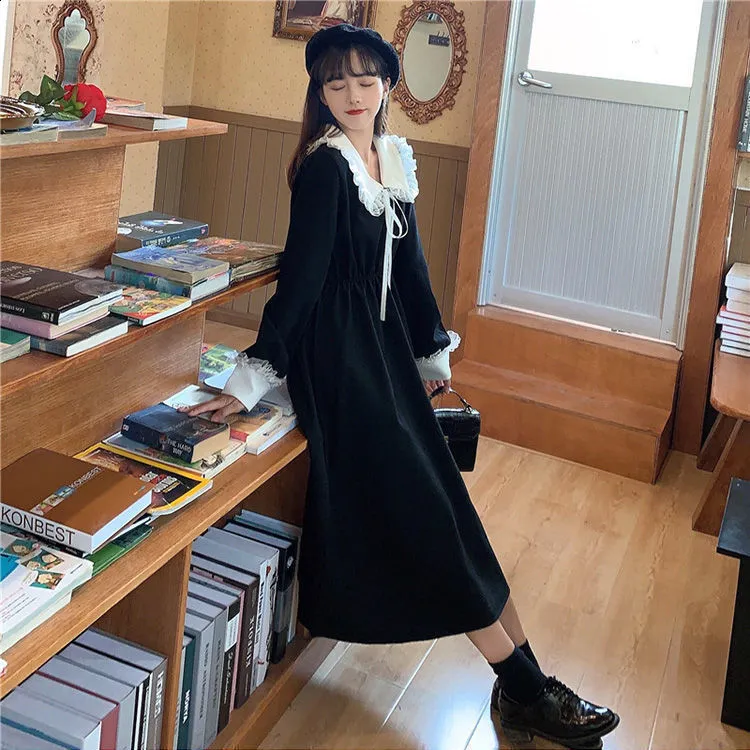 Black Smock Dress with Lace Collar and Beret for a Classic Look — Japan Winter Outfits