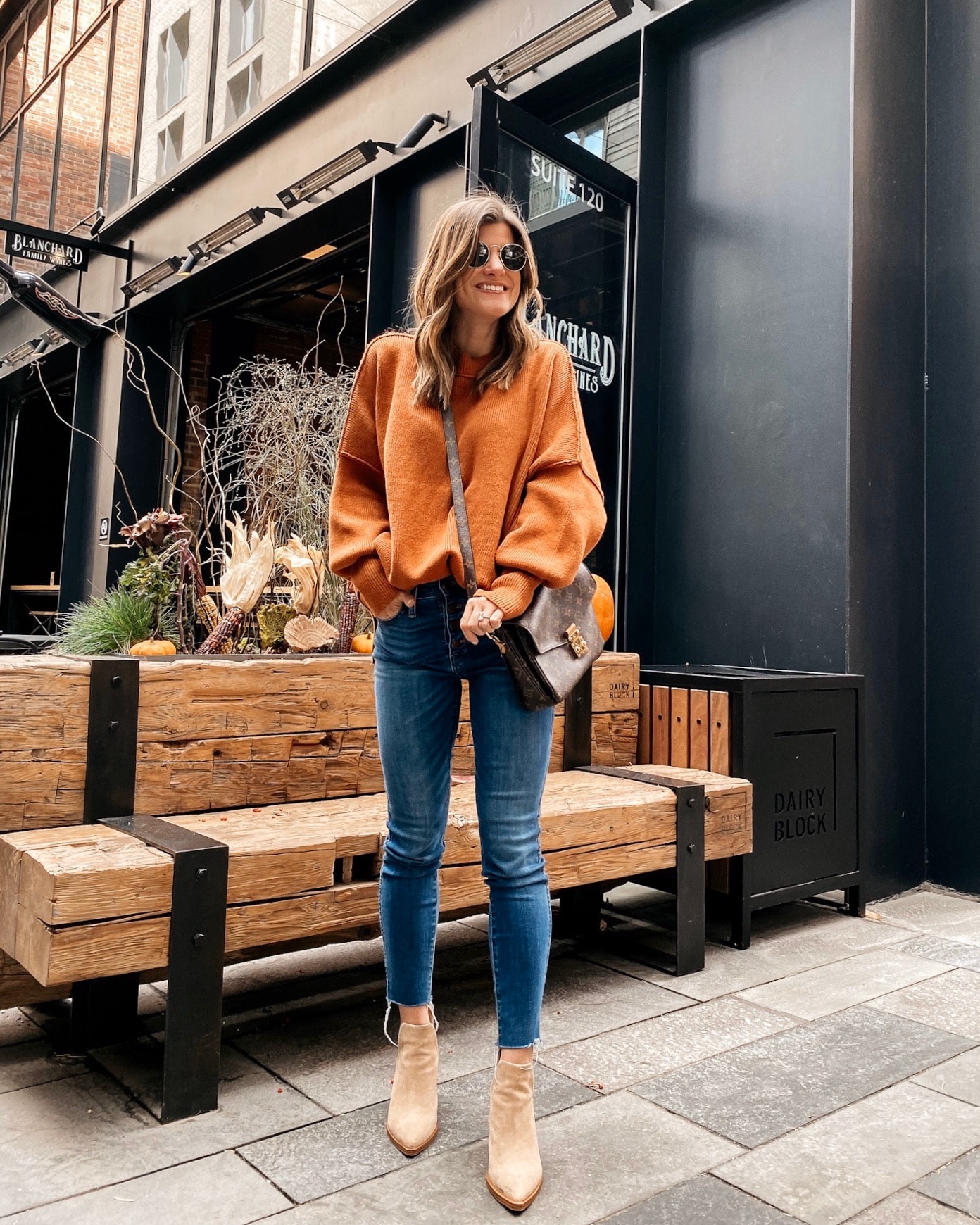 Oversized Orange Sweater with Blue Jeans and Beige Boots Oversized Orange Sweater with Blue Jeans and Beige Boots — Cute Winter Outfits