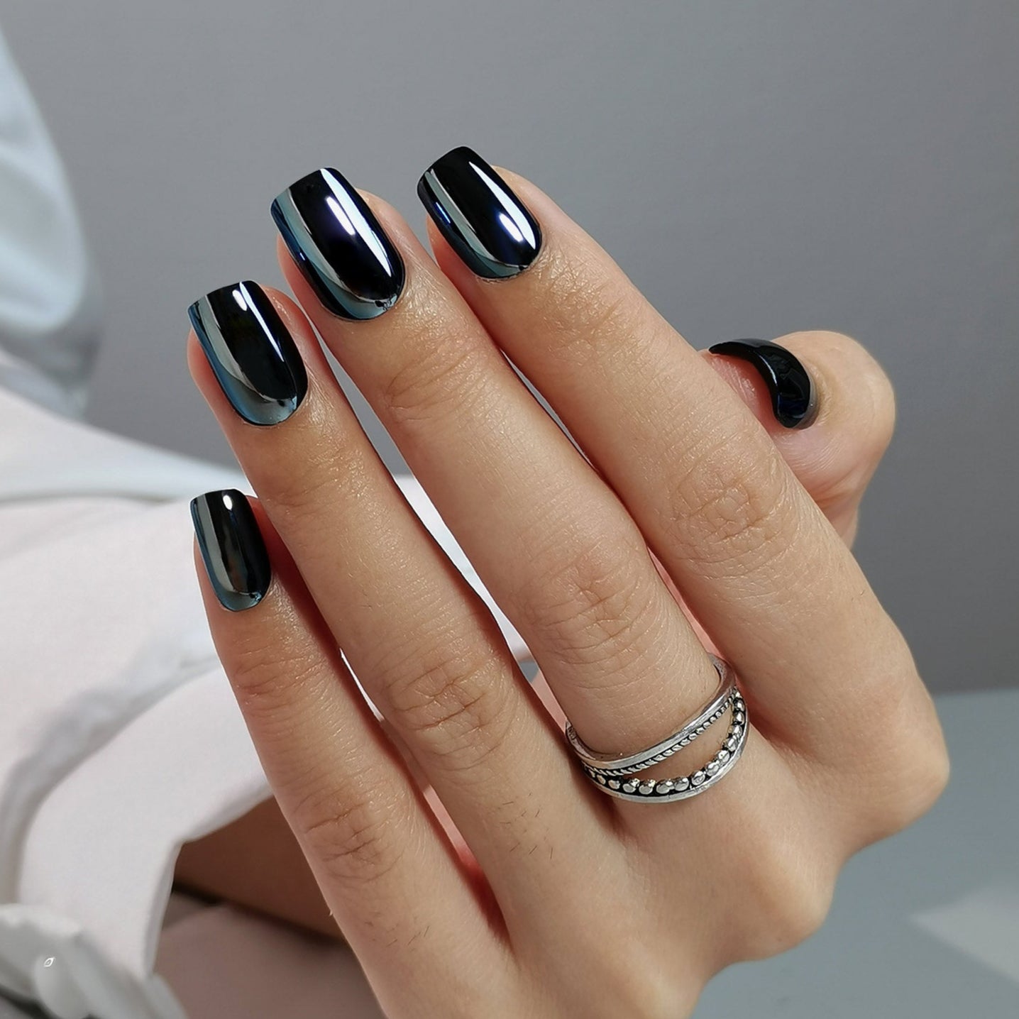 Dramatic Chrome Finish Nails Dramatic Chrome Finish Nails — Short Winter Square Nails