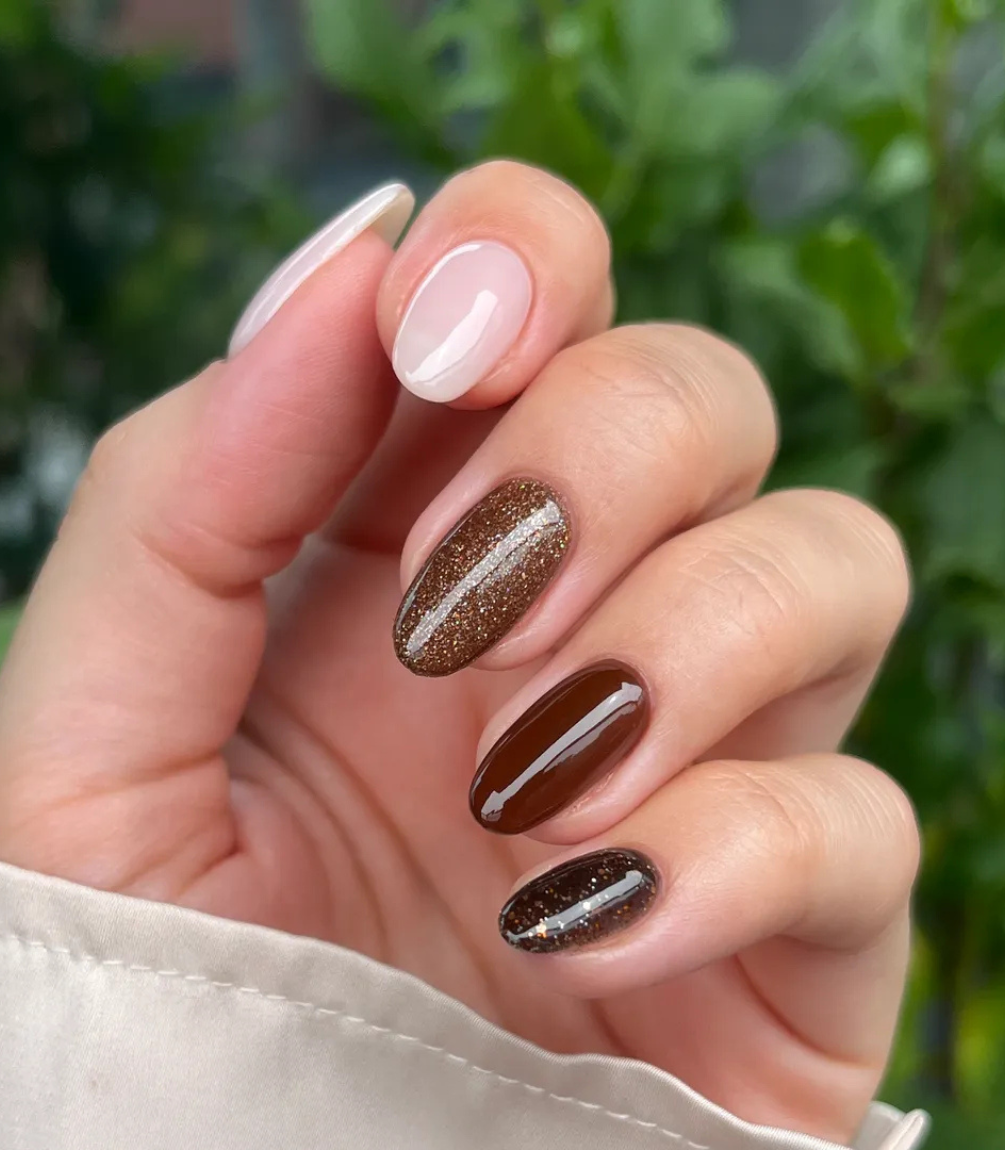 Medium Oval Brown & Pink with Glitter Accent — Mocha Nails