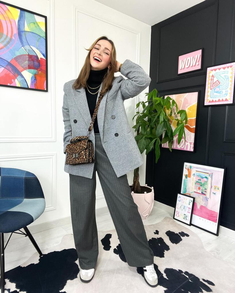 Herringbone Blazer and Wide-Leg Pants: A Polished Concert Ensemble Herringbone Blazer and Wide-Leg Pants: A Polished Concert Ensemble — Winter Concert Outfits
