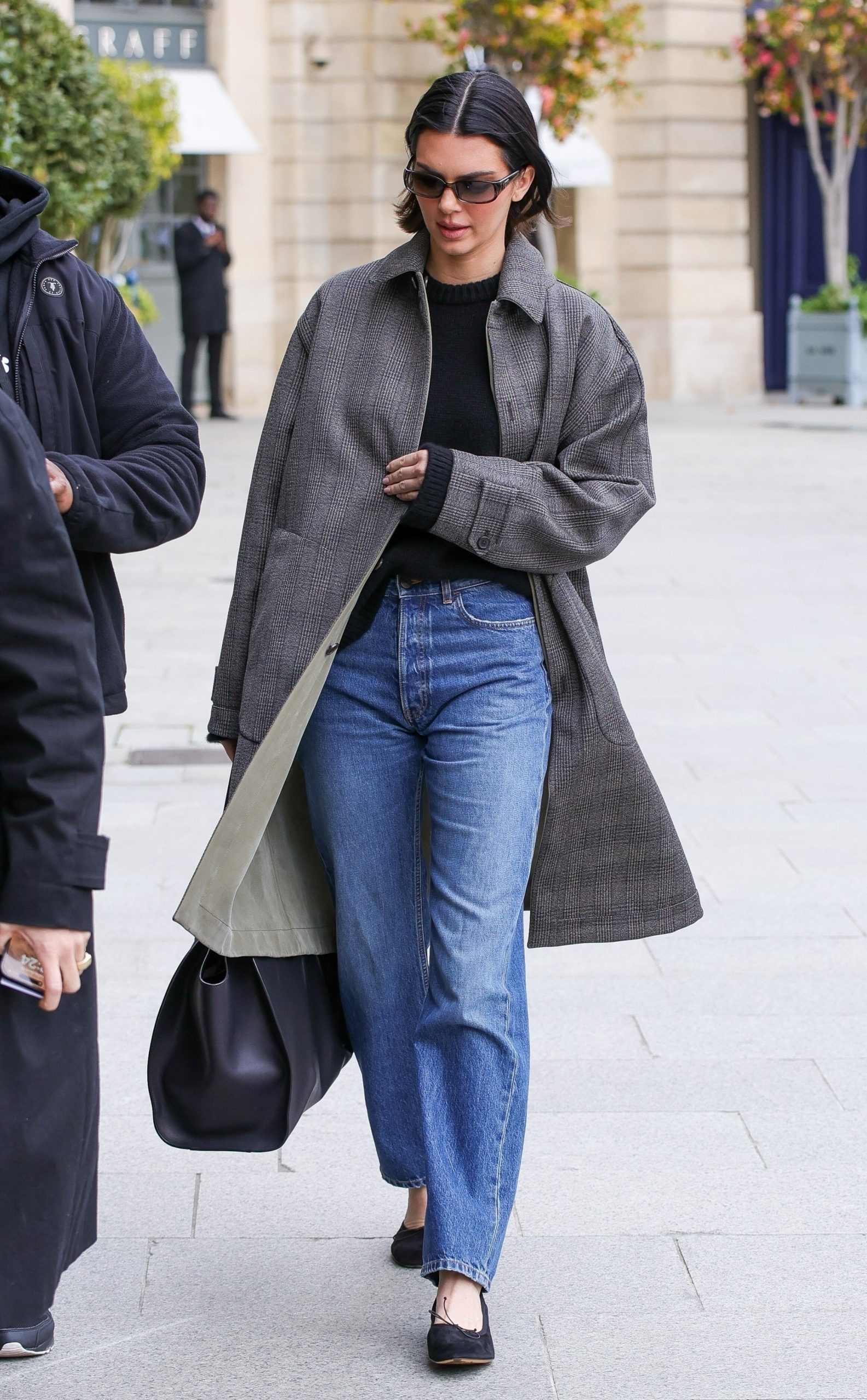 Street Style Chic: Grey Plaid Oversized Coat with Black Sweater Street Style Chic: Grey Plaid Oversized Coat with Black Sweater — Car Coat Outfits