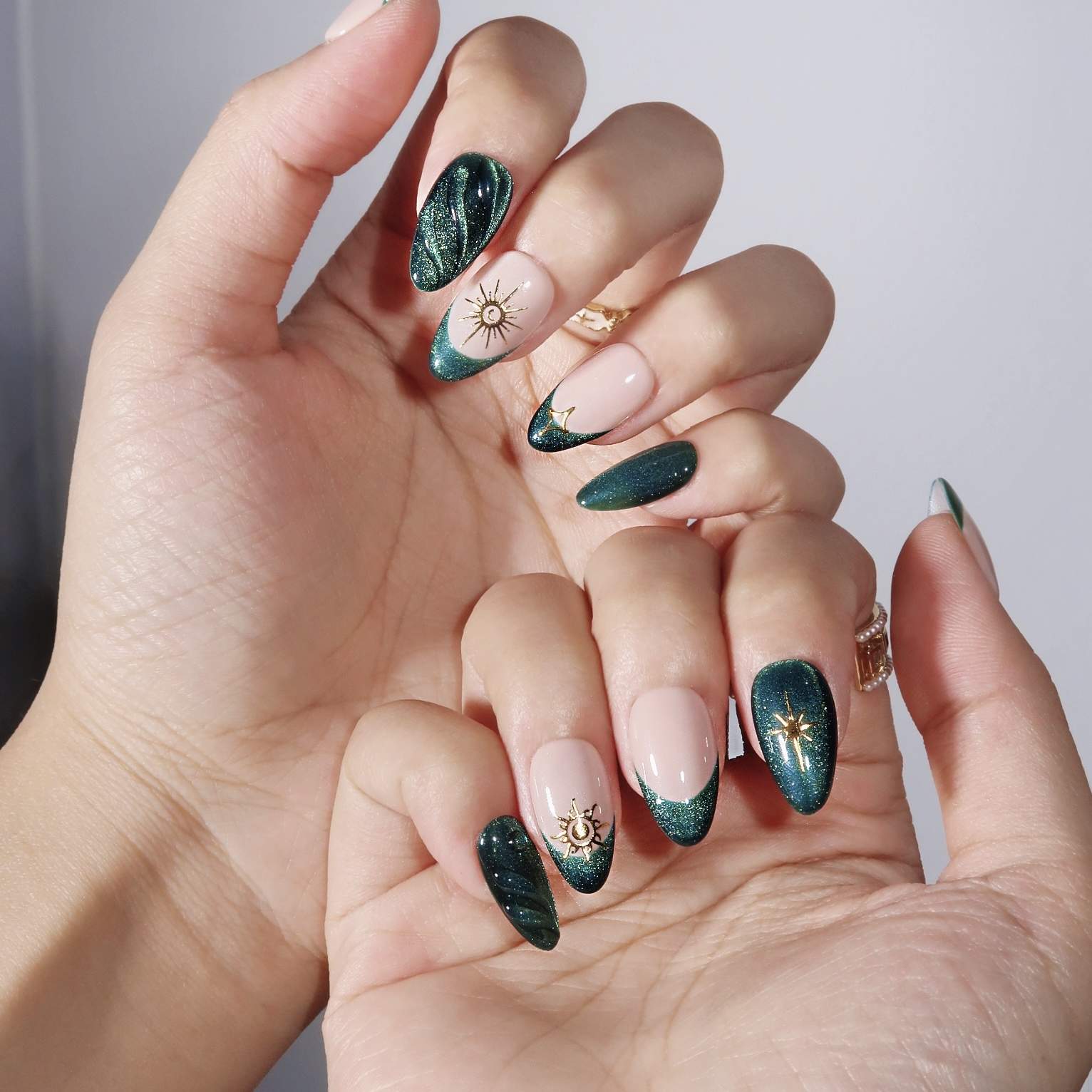Gold Star Accents Emerald Cat Eye with Gold Stars Oval Gold Star Accents Emerald Cat Eye with Gold Stars Oval — Emerald Green Nails