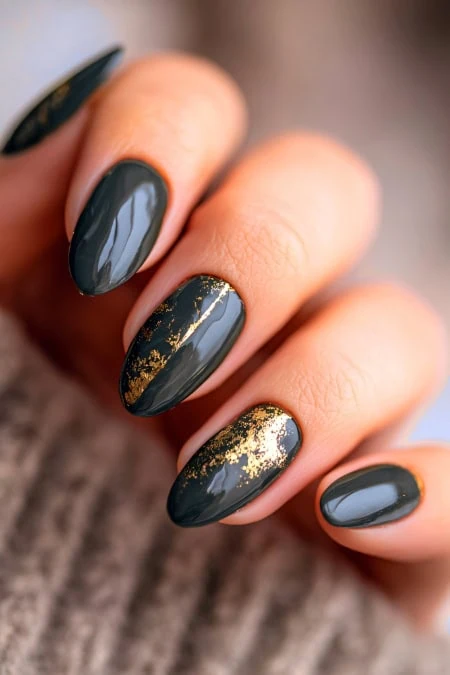 Deep Grey Oval Nails with Gold Foil Accents Deep Grey Oval Nails with Gold Foil Accents — Winter Gel Nails