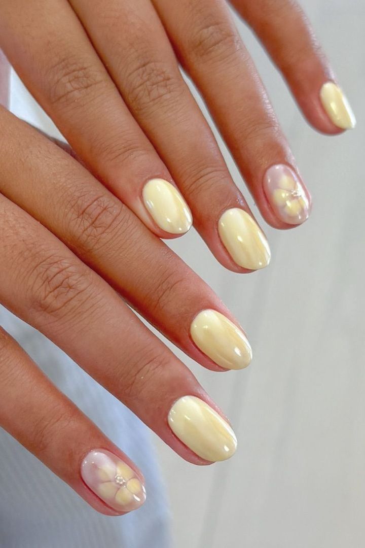 Soft Yellow Floral Ovals Soft Yellow Floral Ovals — trendy simple nail designs