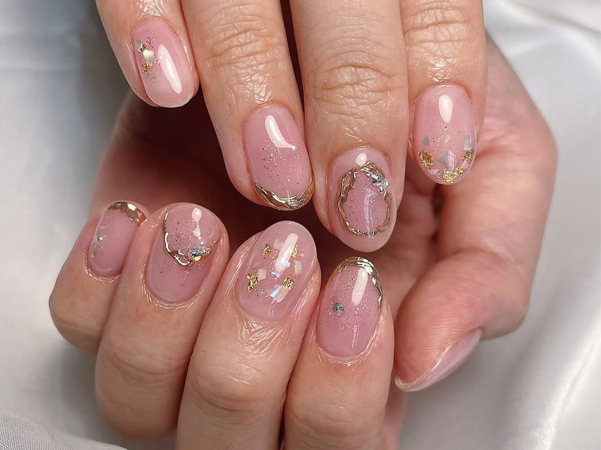 Sheer Pink Gold French Tip Rhinestone Nails Sheer Pink Gold French Tip Rhinestone Nails — Winter Round Nails
