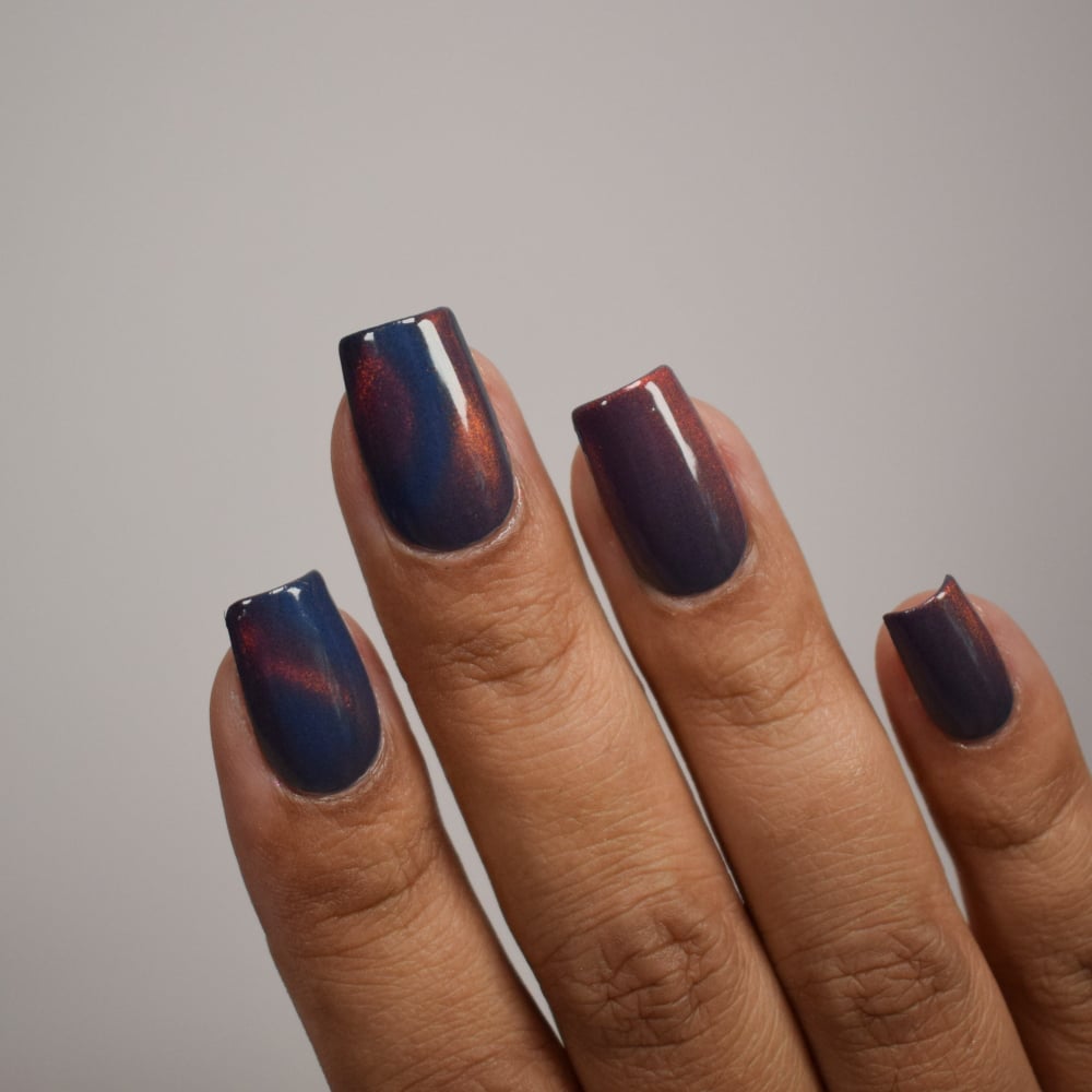 Magnetic Navy Blue Shifting Square Nails Magnetic Navy Blue Shifting Square Nails — Winter Nail Colors for Dark Skin