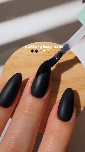 Short Oval Black with Stamped Lace Pattern Short Oval Black with Stamped Lace Pattern — black nail ideas