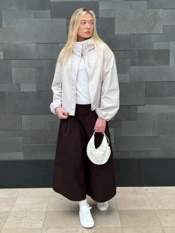 Beige Lightweight Jacket with Wide-Leg Culottes Beige Lightweight Jacket with Wide-Leg Culottes — Parka Outfits